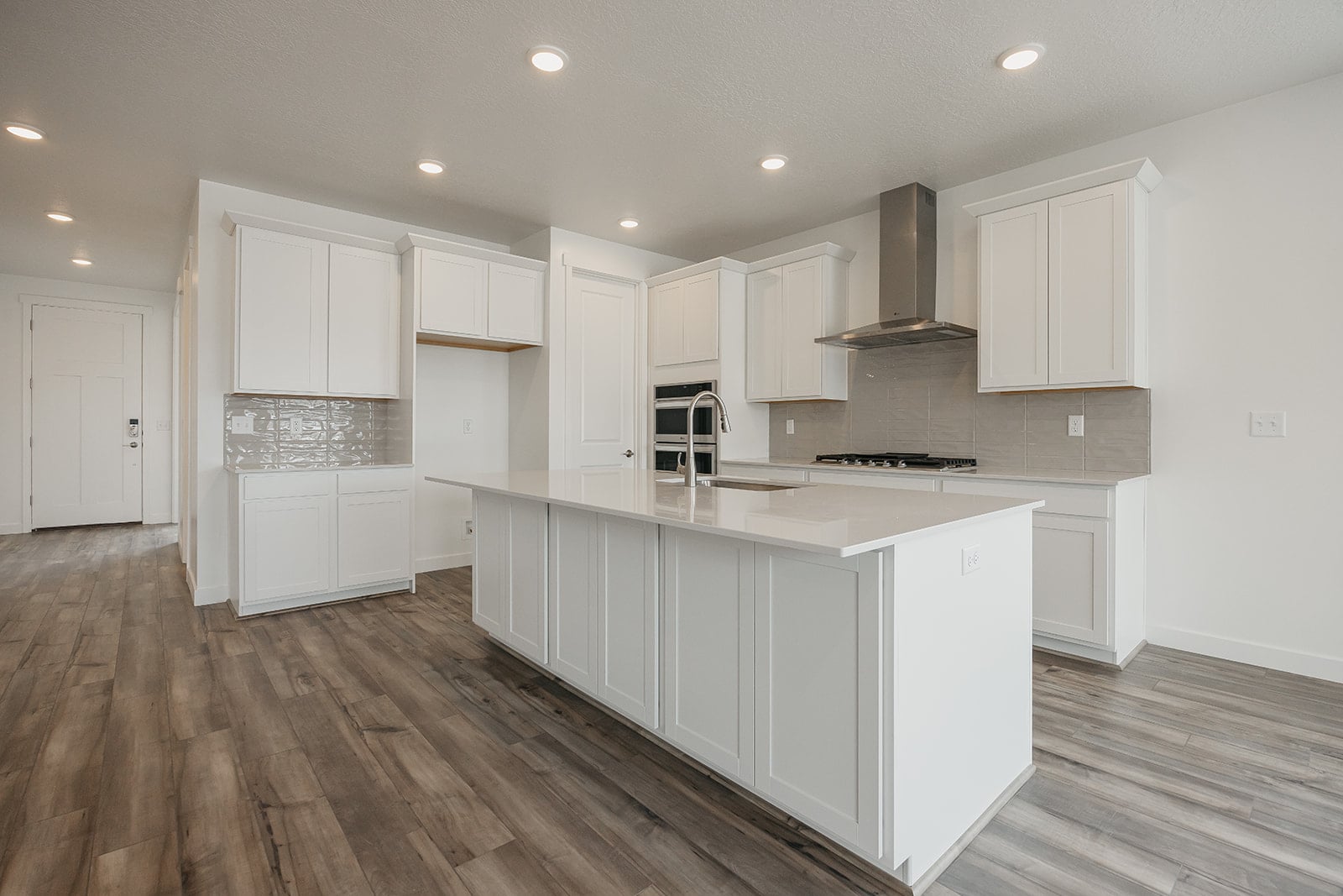 A kitchen with white cabinets.