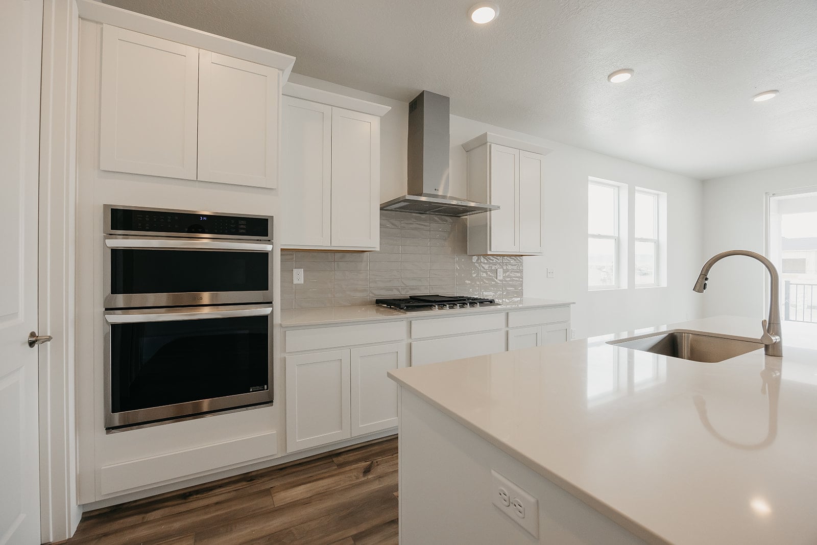A kitchen with white cabinets.