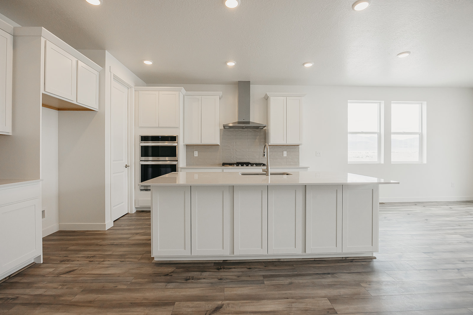 A kitchen with white cabinets.