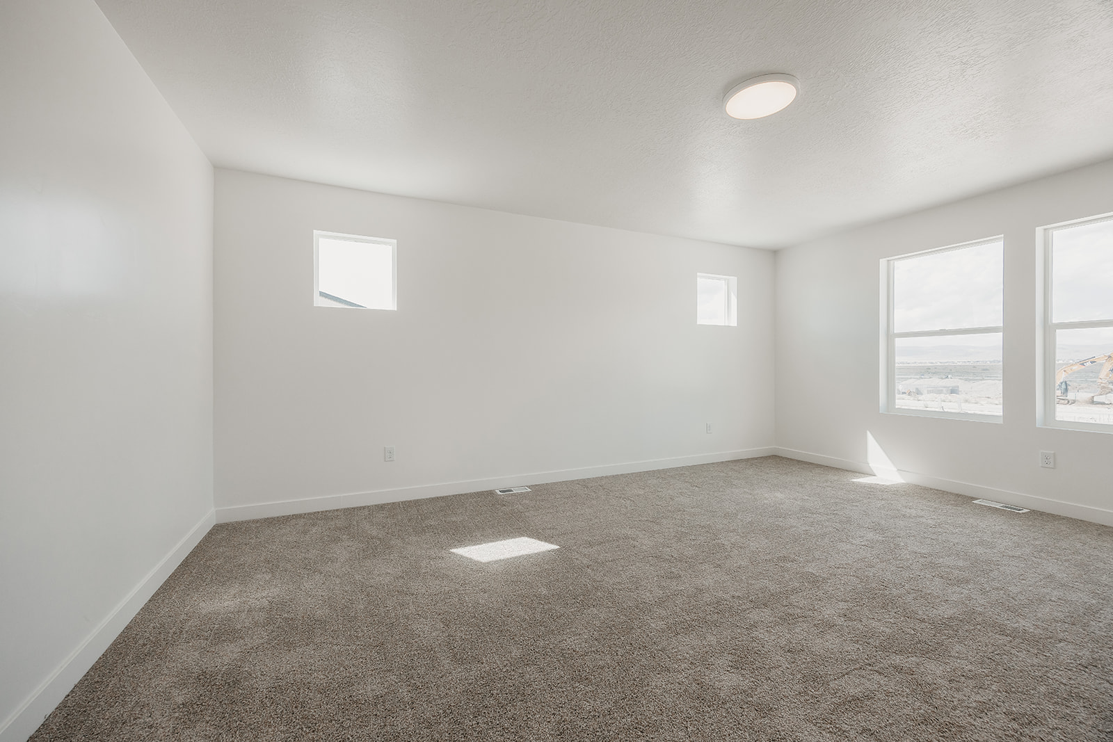 A room with a carpet and a carpet.