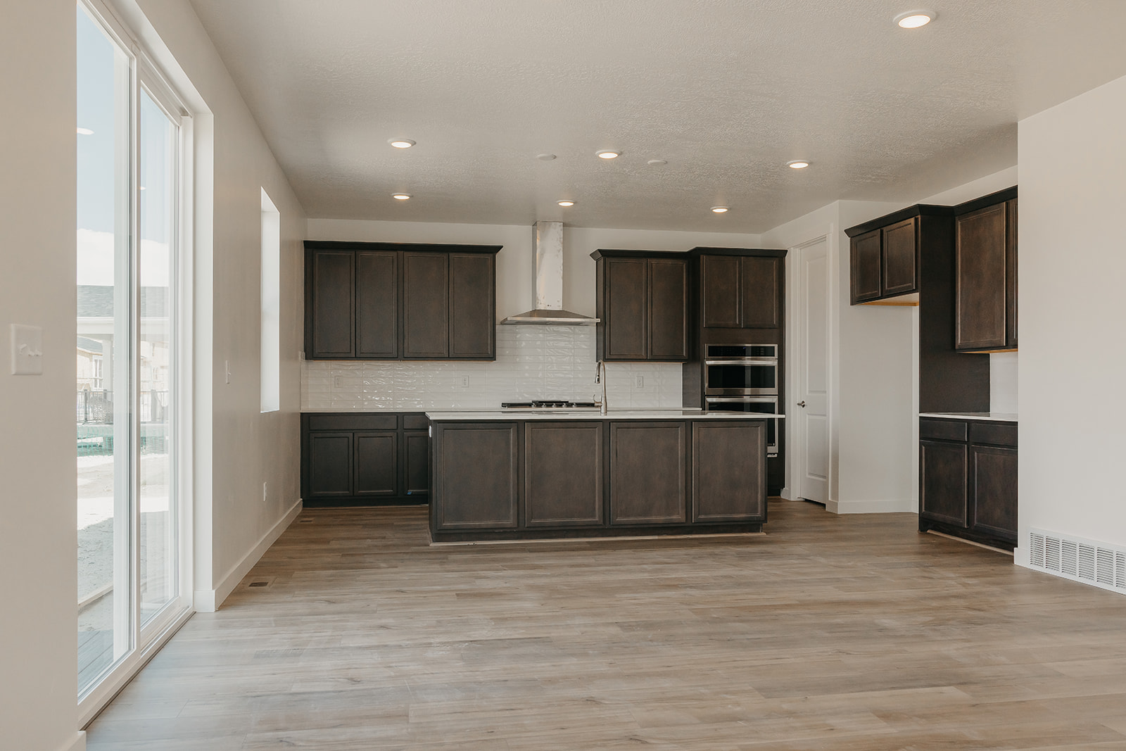 A kitchen with black cabinets.