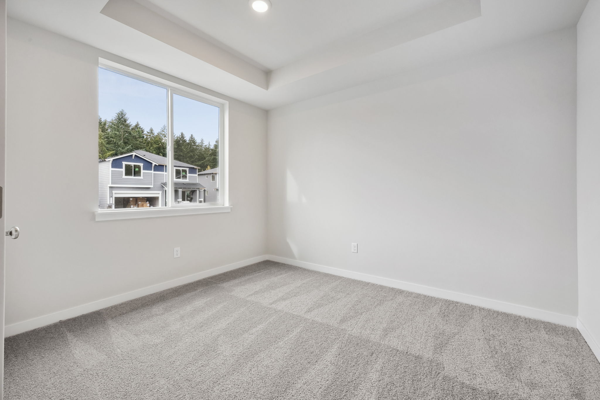 A room with a window and a carpet.