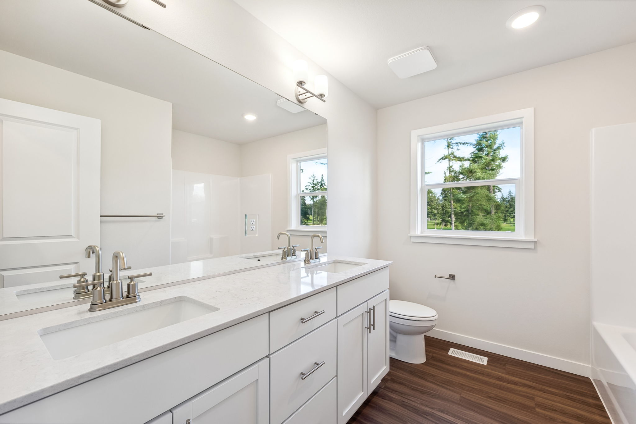 A bathroom with a large tub.