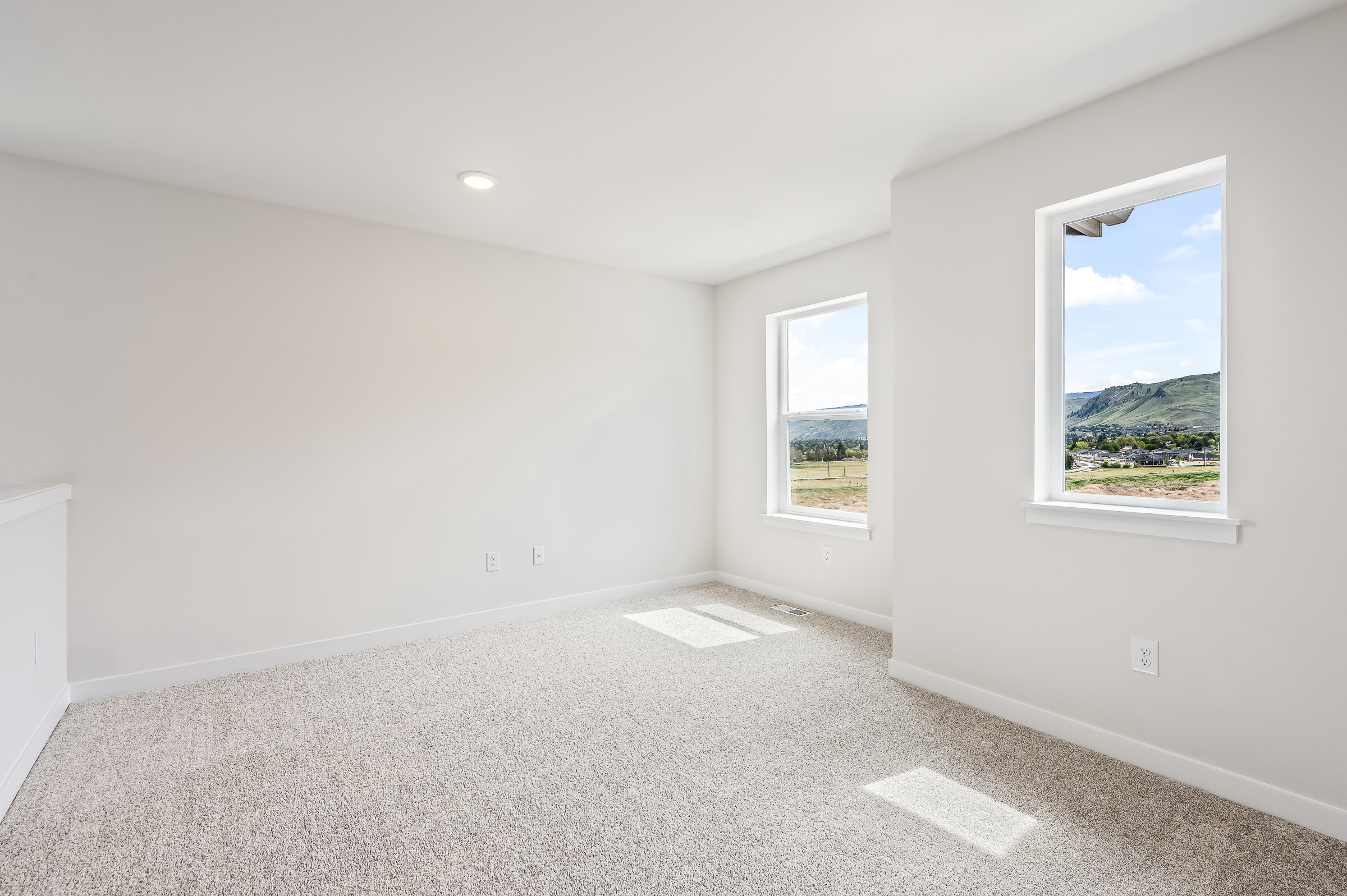 A room with a window and a carpet.