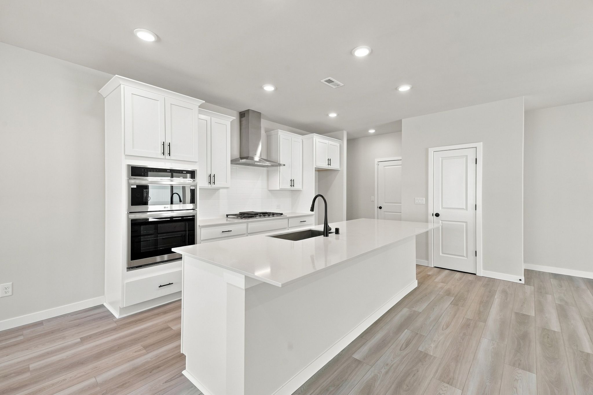 A kitchen with white cabinets.