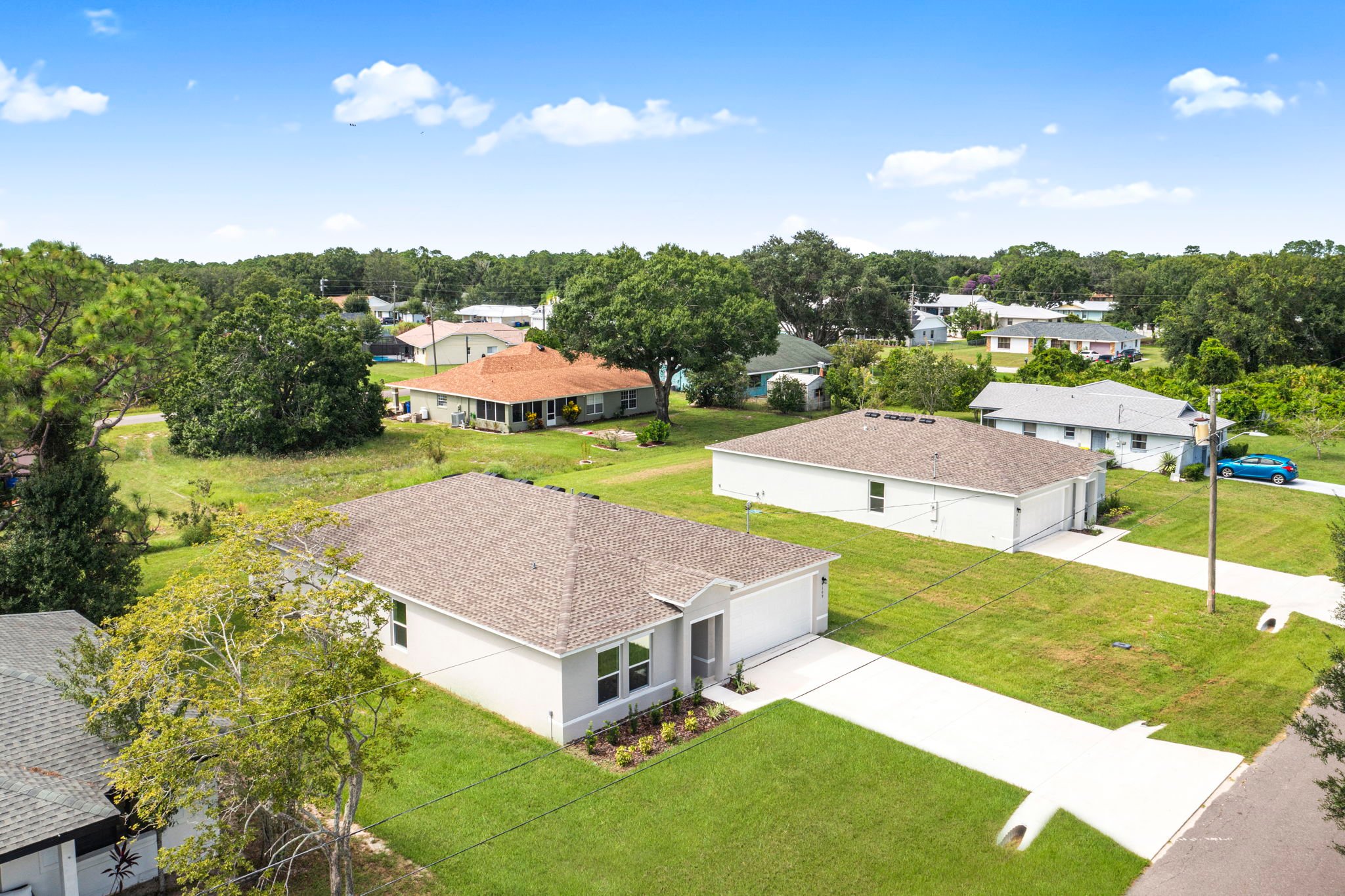A group of houses with trees in the back.