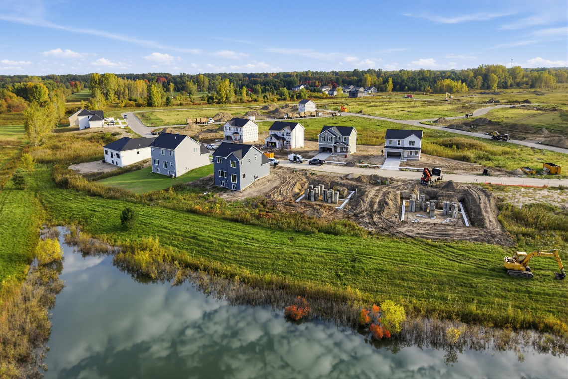 A group of houses next to a river.