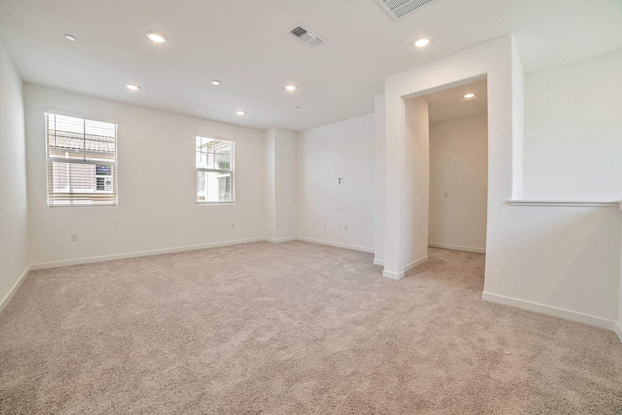 A room with carpet and a carpet.